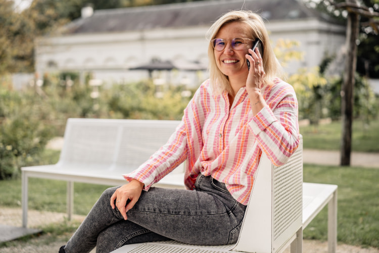 vrouw aan het telefoneren