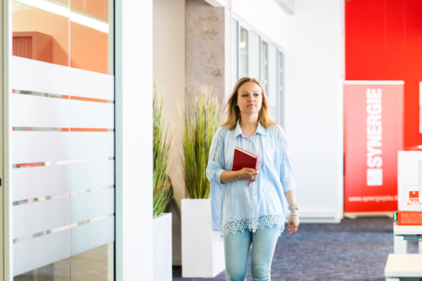 vrouw wandelt door synergie-kantoor